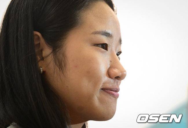 [OSEN=인천공항, 조은정 기자]2026 세계배드민턴연맹(BWF) 세계선수권대회를 마친 대한민국 배드민턴 대표팀이 25일 인천국제공항을 통해 귀국했다.대표팀은 세계선수권대회에서 금메달 2개와 동메달 1개를 수확하며 종합 1위에 올랐다.여자 단식에서 금메달을 딴 안세영이 취재진의 질문을 듣고 있다. 2026.08.25 /cej@osen.co.kr