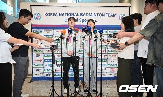 [OSEN=인천공항, 조은정 기자]2026 세계배드민턴연맹(BWF) 세계선수권대회를 마친 대한민국 배드민턴 대표팀이 25일 인천국제공항을 통해 귀국했다.대표팀은 세계선수권대회에서 금메달 2개와 동메달 1개를 수확하며 종합 1위에 올랐다.여자 복식에서 금메달을 따낸 백하나(왼쪽), 이소희가 취재진과 인터뷰를 하고 있다. 2026.08.25 /cej@osen.co.kr