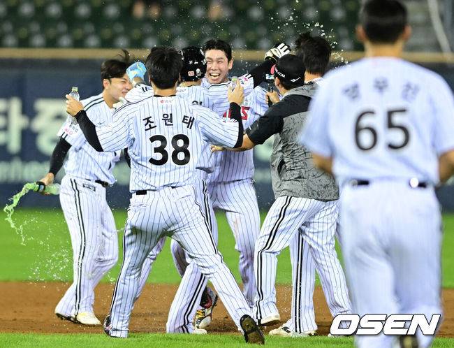 [OSEN=잠실, 최규한 기자] 프로야구 LG 트윈스가 NC 다이노스 상대로 극적인 끝내기 승리로 2연승을 이어갔다. LG는 25일 서울 잠실구장에서 열린 2026 KBO리그 NC와 경기에서 연장 10회 5-4 끝내기 승리를 거뒀다. 8회 오스틴이 역전 스리런 홈런을 터뜨렸다. 연장 10회 2사 만루에서 홍창기의 끝내기 안타가 나왔다. LG 홍창기가 연장 10회말 2사 만루에서 끝내기 안타를 날리고 둉료들의 축하를 받고 있다. 2026.08.25 / dreamer@osen.co.kr