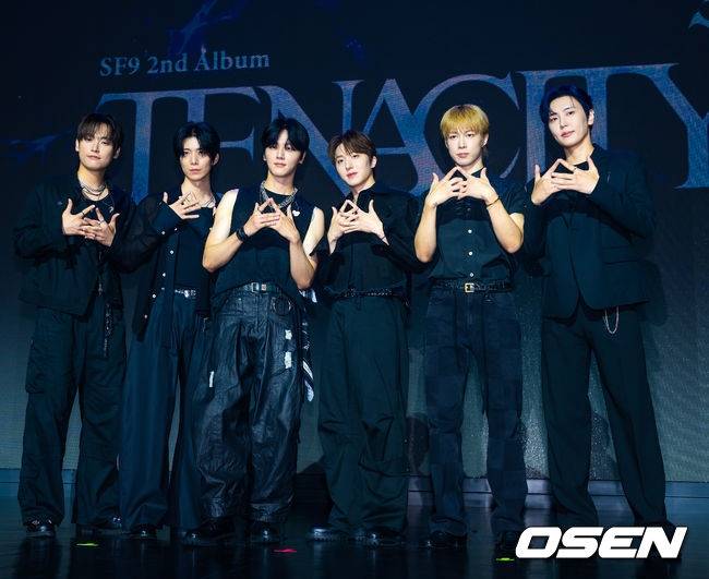 [OSEN=민경훈 기자] 그룹 SF9(에스에프나인) 2nd Album ‘TENACITY(터내서티)’ 쇼케이스가 26일 서울 마포구 큐브컨벤션센터에서 열렸다.  앨범명은 '끈기와 집념'이라는 사전적 의미와 함께 데뷔 10주년(TEN)의 궤적을 엮어냈다. 지난 10년간의 음악적 서사와 향후 도약의 의지를 담은 신보다. 타이틀곡 '위드아웃 윙스(Without Wings)'는 '날개 없이도 스스로 비상한다'는 메시지를 녹여낸 곡이다  SF9 인성, 휘영, 영빈, 찬희, 다원, 재윤이 무대 위에서 포즈를 취하고 있다. 2026.08.26 /rumi@osen.co.kr