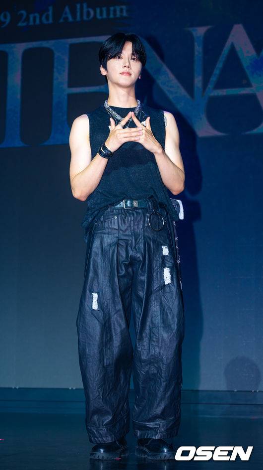 [OSEN=민경훈 기자] 그룹 SF9(에스에프나인) 2nd Album ‘TENACITY(터내서티)’ 쇼케이스가 26일 서울 마포구 큐브컨벤션센터에서 열렸다.  앨범명은 '끈기와 집념'이라는 사전적 의미와 함께 데뷔 10주년(TEN)의 궤적을 엮어냈다. 지난 10년간의 음악적 서사와 향후 도약의 의지를 담은 신보다. 타이틀곡 '위드아웃 윙스(Without Wings)'는 '날개 없이도 스스로 비상한다'는 메시지를 녹여낸 곡이다  SF9 인성, 휘영, 영빈, 찬희, 다원, 재윤이 무대 위에서 포즈를 취하고 있다. 2026.08.26 /rumi@osen.co.kr