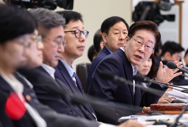 李대통령 국무회의 발언 - 이재명 대통령이 25일 청와대에서 열린 국무회의에서 발언하고 있다. 이 대통령 뒤에는 구윤철 부총리 겸 재정경제부 장관. 뉴스1