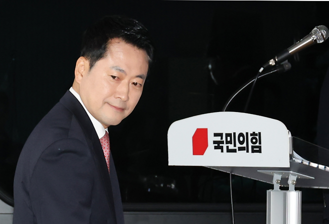 국민의힘 장동혁 대표가 26일 서울 여의도 중앙당사에서 열린 당 대표 취임 1주년 기자회견에 입장하고 있다. 연합뉴스