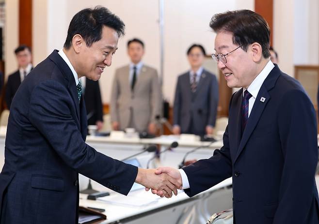 이재명 대통령과 오세훈 시장 - 이재명 대통령과 오세훈 시장     (서울=연합뉴스) 김도훈 기자 = 이재명 대통령이 26일 청와대에서 열린 제10회 중앙지방협력회의에서 오세훈 서울시장과 인사하고 있다. 2026.8.26     superdoo82@yna.co.kr (끝)