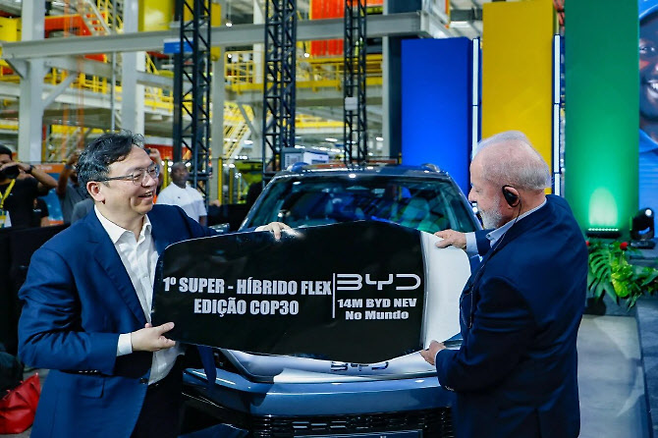 왕촨푸 BYD 회장이 지난해 10월 9일(현지 시간) 루이스 이나시우 룰라 다시우바 브라질 대통령에게 1400만번째 친환경차를 인도하고 있다. 사진 제공=BYD