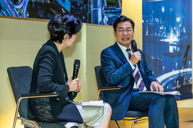 26일 서울 중구 을지로5길 19 페럼타워에서 열린 '시사저널 굿시티포럼 2026'에서 박찬대 인천광역시장이 '첨단산업이 바꾸는 도시의 미래'를 주제로 기조강연을 마친 뒤 하민회 미래기술문화연구원장과 토론하고 있다. ⓒ시사저널 최준필