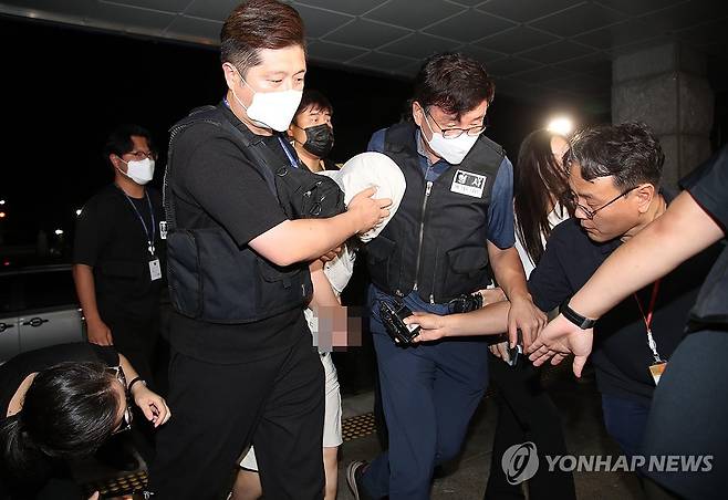경산 경찰서로 호송되는 20대 유학생 살해 피의자 (경산=연합뉴스) 김현태 기자 = 25일 오후 11시 50분께 경북 경산경찰서로 20대 중국인 유학생을 살해한 것으로 의심되는 피의자가 호송되고 있다. 2026.8.26 mtkht@yna.co.kr