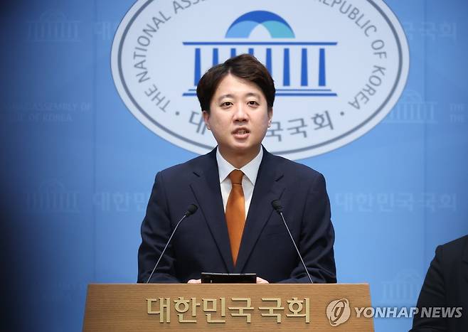 개혁신당 이준석 의원, 대표직 사퇴 (서울=연합뉴스) 황광모 기자 = 개혁신당 대표인 이준석 의원이 26일 국회 소통관에서 열린 기자회견에서 대표직 사퇴를 발표하고 있다. 2026.8.26 hkmpooh@yna.co.kr