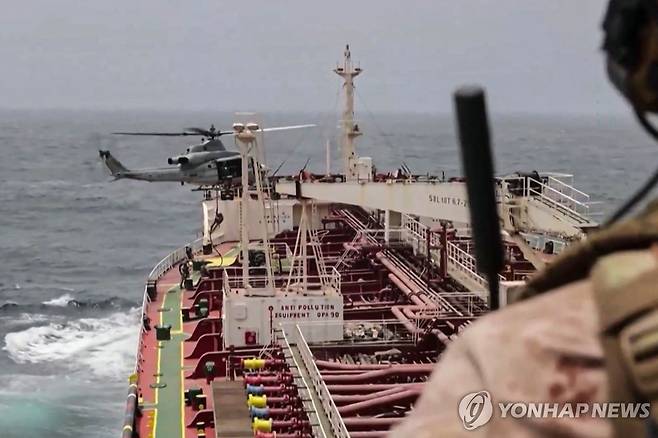 미·이란·이스라엘 전쟁 26일(현지시간) 미 중앙사령부(CENTCOM)가 공개한 동영상 캡처 화면. CENTCOM은 이 영상이 이란에 대한 해상 봉쇄 집행 작전 모습이라고 밝혔다. 전쟁이 5개월째에 접어드는 가운데, 탄약 부족에 대한 우려로 추가 격화 계획이 제약을 받고 있다는 보도가 나오면서 미국은 26일 이란에 대한 공습을 일시 중단했다. [AFP=연합뉴스. 재판매 및 DB 금지]