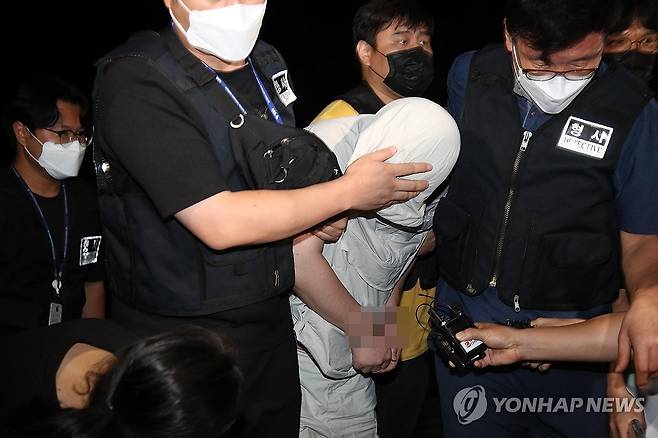 경산 경찰서로 호송되는 20대 유학생 살해 피의자 (경산=연합뉴스) 김현태 기자 = 25일 오후 11시 50분께 경북 경산경찰서로 20대 중국인 유학생을 살해한 것으로 의심되는 피의자가 호송되고 있다. 2026.8.26 mtkht@yna.co.kr