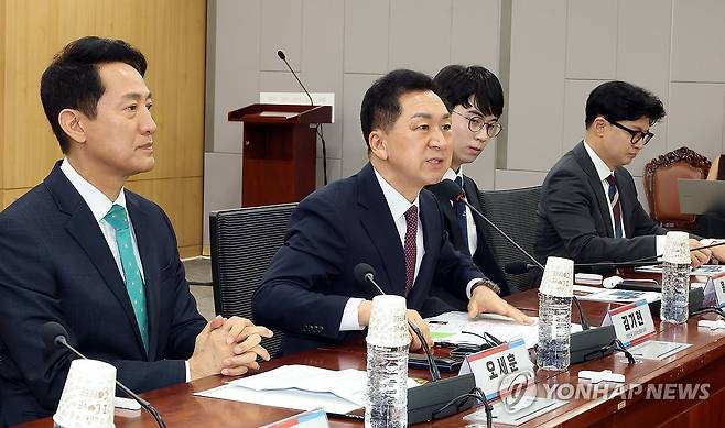 미래혁신포럼, 미국의 대전략과 한국의 선택 세미나 (서울=연합뉴스) 배재만 기자 = 대한민국 미래혁신포럼 회장인 국민의힘 김기현 의원이 25일 국회 의원회관에서 열린 "미국의 대전략과 한국의 선택" 세미나에서 인사말을 하고 있다. 왼쪽부터 오세훈 서울시장, 김 회장, 홍태화 미 외교정책연구소 연구원, 무소속 한동훈 의원. 2026.8.25 scoop@yna.co.kr