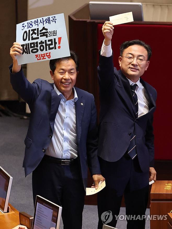 투표용지와 피켓 든 신장식·윤종오 (서울=연합뉴스) 이동해 기자 = 조국혁신당 신장식 대표와 진보당 윤종오 의원이 26일 국회에서 열린 본회의에서 이진숙 의원 제명 촉구 결의안에 대해 투표하며 투표용지와 피켓을 들어 보이고 있다. 2026.8.26 eastsea@yna.co.kr