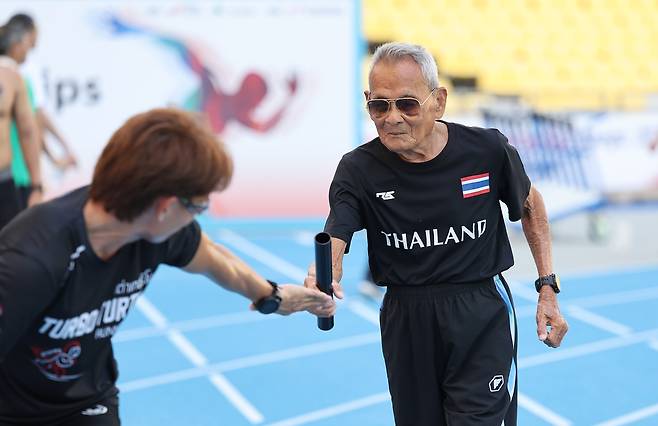 계주 훈련도 하는 106세 사왕 잔프람  (대구=연합뉴스) 윤관식 기자 = 26일 2026 대구세계마스터즈육상경기대회 최고령 참가자인 106세 태국인 사왕 잔프람(Sawang Janpram) 씨가 첫 경기 출전 전날인 26일 대구스타디움에서 짧은 계주 훈련을 하고 있다. 2026.8.26 psik@yna.co.kr