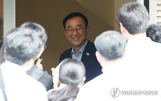 서울시장과의 회동 향하는 김윤덕 장관 (서울=연합뉴스) 김성민 기자 = 김윤덕 국토부장관이 26일 서울 모처의 한 식당에서 용산공원을 활용한 주택 공급 등 서울 주택 문제를 오세훈 서울시장과 협의하기 위해 들어서고 있다. 2026.8.26 ksm7976@yna.co.kr