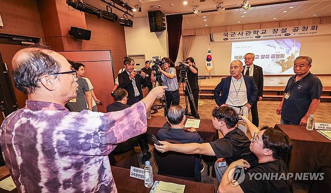 국군사관학교 창설 공청회 (서울=연합뉴스) 최재구 기자 = 26일 서울 용산구 국방컨벤션에서 열린 국군사관학교 창설 공청회에서 장영달 전 국회의원(왼쪽)과 오상봉 예비역 육군대령 등이 대치하고 있다.  2026.8.26  [공동취재] jjaeck9@yna.co.kr
