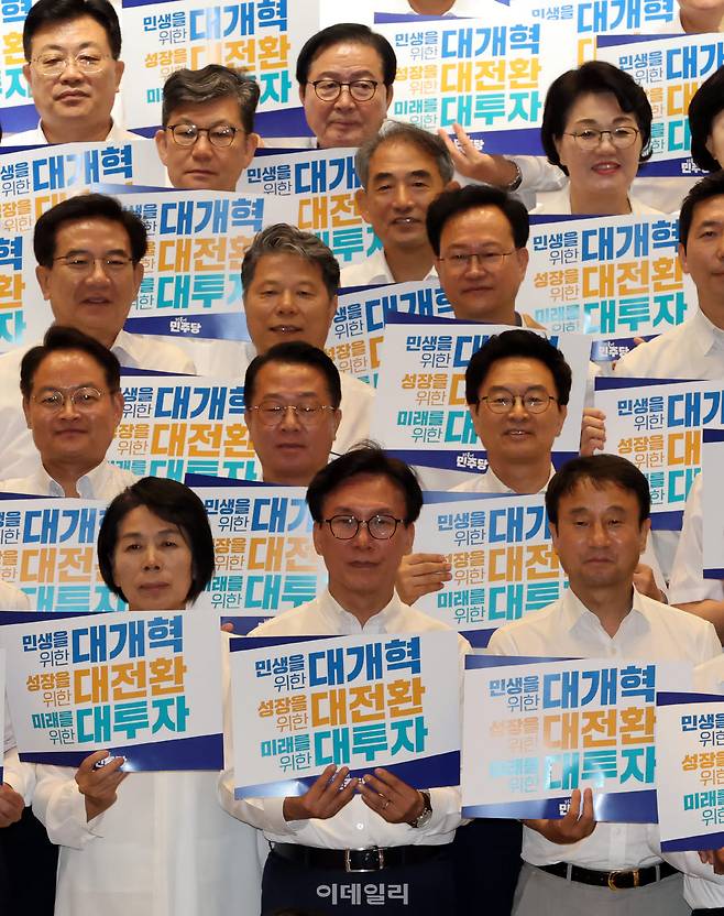 [이데일리 방인권 기자] 김민석 더불어민주당 대표와 한병도 원내대표를 비롯한 더불어민주당 의원들이 27일 인천 인스파이어호텔에서 열린 ‘더불어민주당, 2026년 정기국회 대비 국회의원 워크숍’에서 기념촬영을 하고 있다.