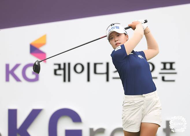 이서윤이 27일 경기 용인시 써닝포인트CC에서 열린 제15회 KG 레이디스 오픈 1라운드 10번홀에서 티샷을 하고 있다. 사진=KLPGA