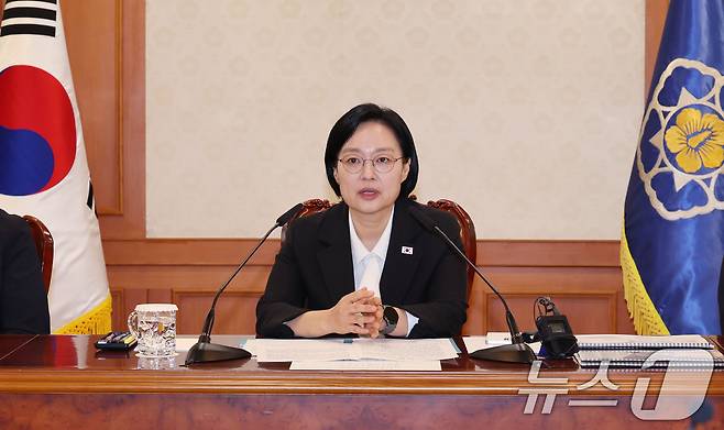 한성숙 국무총리가 27일 서울 정부종합청사에서 열린 공공누리집(인터넷홈페이지) UI/UX위원회 회의에서 모두 발언하고 있다. 이날 회의에서는 LH 청약 개선방향, 중요 온라인 공공서비스 UI/UX 개선추진방안에 대해 논의한다. 2026.8.27 ⓒ 뉴스1 이종덕 기자