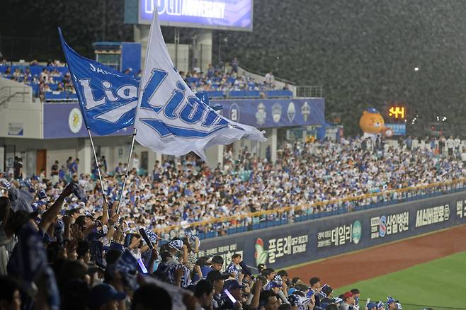 삼성 응원단이 4일 대구삼성라이온즈파크에서 열린 2026 KBO리그 한화전에서 워터페스티벌을 즐기며 열띤 응원을 펼치고 있다. 사진 | 삼성 라이온즈