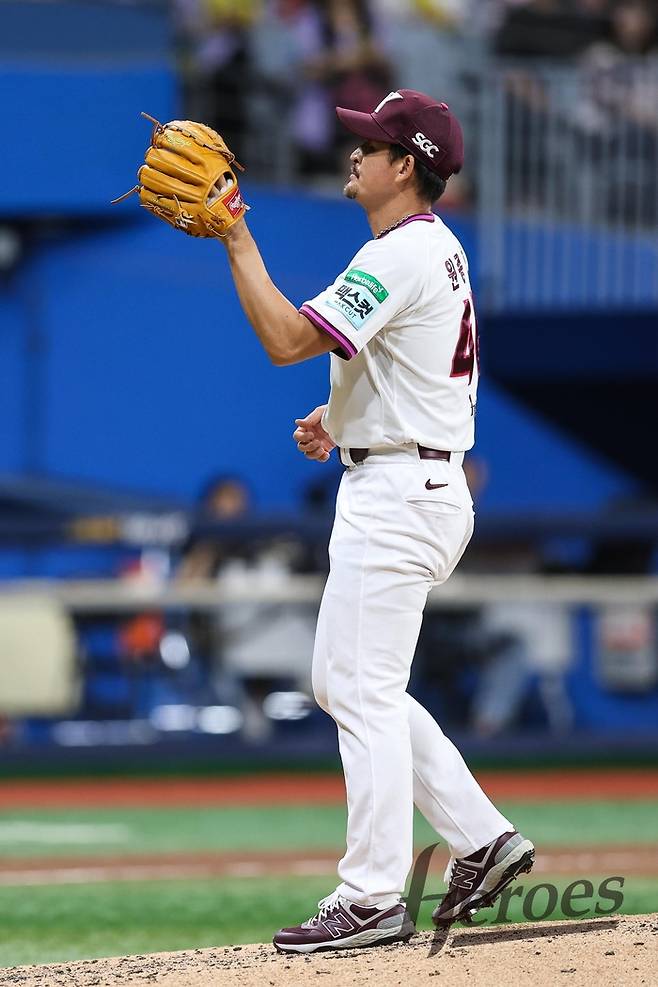 키움 원종현이 23일 서울 고척스카이돔에서 열린 2026 KBO리그 삼성전에서 공을 건네받고 있다. 사진 | 키움 히어로즈