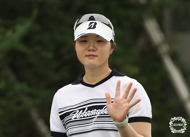 유아현이 대기순위 3번 핸디캡을 딛고 KLPGA투어 KG 레이디스 오픈에 극적으로 출전해 인사하고 있다. 사진 | KLPGA