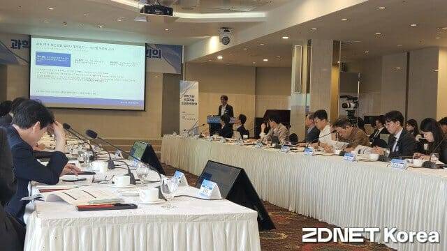 김현철 연세대 의과대학 교수가 기조발제를 진행하고 있다. (사진=지디넷코리아)