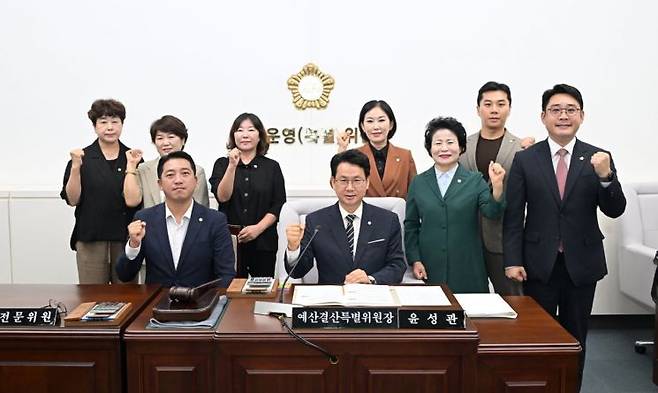 [사진 제공=진주시의회] 진주시의회 예산결산특별위원회가 구성된 가운데 윤성관 위원장과 안성황 부위원장을 비롯한 위원들이 기념촬영을 하고 있다. 예결특위는 총 9명으로 구성돼 내년 6월 30일까지 활동한다.