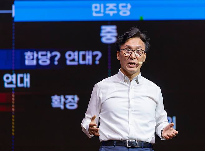 더불어민주당 김민석 대표가 27일 인천 중구 인스파이어 리조트에서 열린 2026년 정기국회 대비 국회의원 워크숍에서 '민주의 황금시대'를 주제로 한 기조연설에서 민주당의 미래와 방향성에 대해 설명하고 있다. /연합뉴스