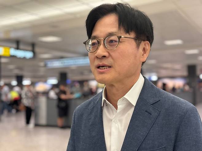 김정관 산업통상부 장관이 16일(현지 시간) 미국 워싱턴DC 인근 덜레스국제공항으로 입국하며 특파원들 질문에 답하고 있다. 김 정관은 이르면 8월말 대미투자 1호 프로젝트를 발표하겠다는 목표 하에 미측과 주요 쟁점을 해소하기 위해 방미했다고 설명했다. 2026.08.17.워싱턴=뉴시스