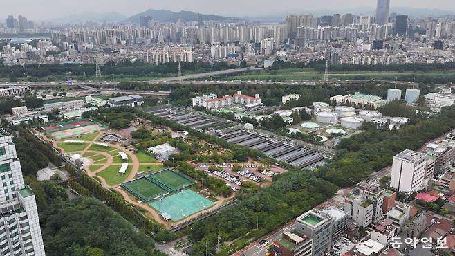 26일 서울 강남구 일원동 탄천물재생센터 일대 모습. 오세훈 서울시장이 정부의 용산공원 주택 공급 구상에 대한 대체 부지로 제시한 곳이다. 박형기 기자 oneshot@donga.com
