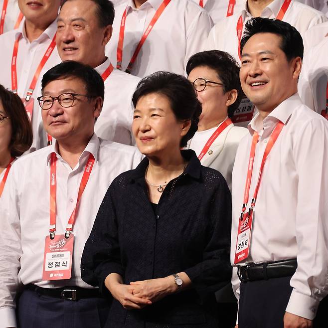 박근혜 전 대통령과 장동혁 국민의힘 대표, 정점식 원내대표가 27일 경기 고양시 소노캄 고양에서 열린 2026 국민의힘 국회의원 연찬회에서 의원들과 기념촬영하고 있다. 2026.08.27 [고양=뉴시스]