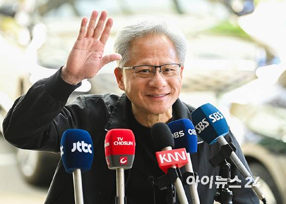 젠슨 황 엔비디아 최고경영자(CEO)가 방한 일정을 마치고 지난 6월 9일 서울김포비즈니스항공센터를 통해 출국에 앞서 취재진의 질문에 답변하고 있다. [사진=곽영래 기자]