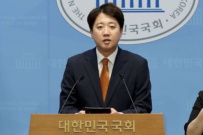 이준석 개혁신당 대표가 26일 오전 국회 소통관에서 대표직 사퇴 기자회견을 하고 있다. 장진영 기자