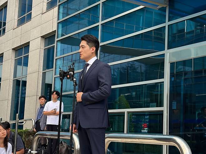 27일 ‘모텔 약물 살인 사건’ 선고에 참석한 피해자 측 법률대리인 남언호 변호사가 재판이 끝난 후 취재진들과 만나 검찰에 항소 요청을 제출할 계획이라고 밝혔다. 곽주영 기자