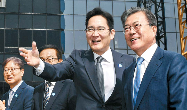 문재인 대통령이 2019년 4월30일 경기 화성시 삼성전자 화성사업장에서 ‘시스템반도체 비전 선포식’에서 이재용 당시 삼성전자 부회장과 만났습니다. [청와대사진기자단]