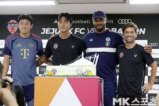 바이에른 뮌헨 수비수 김민재(사진 맨 왼쪽부터), 제주 SK 골키퍼 김동준, 빈센트 콤파니 뮌헨 감독, 세르지우 코스타 제주 감독. 사진=이근승 기자