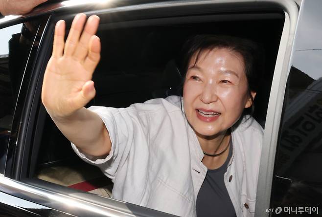 (공주=뉴스1) 김기태 기자 = 박근혜 전 대통령이  25일 오후 충남 공주 산성시장을 방문해 시민들과 인사한 뒤 차량에 탑승해 손인사 하고 있다. 2026.5.25/뉴스1  Copyright (C) 뉴스1. All rights reserved. 무단 전재 및 재배포,  AI학습 이용 금지. /사진=(공주=뉴스1) 김기태 기자