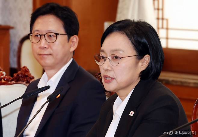 한성숙 국무총리가 27일 서울 세종로 정부종합청사에서 데이터관계장관회의를 주재하고 있다. 이날 회의에서  AI 고가치 공공데이터 TOP100 조기 개방 추진방안에 대해 논의 했다. 왼쪽은 배경훈 과학기술정보통신부 부총리./사진=뉴스1