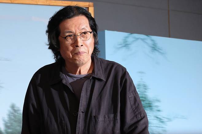 이창동 감독이 25일 넷플릭스 영화 ‘가능한 사랑’ 제작발표회에 참석하고 있다.    [연합]