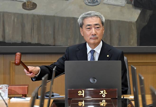 신현송 한국은행 총재가 27일 서울 중구 한국은행에서 열린 금융통화위원회 본회의에 참석해 의사봉을 두드리고 있다. [연합]