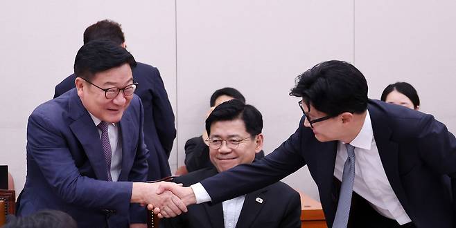 정점식(왼쪽) 국민의힘 원내대표와 한동훈 무소속 의원이 지난 11일 국회에서 열린 외교통일위원회 전체회의에서 악수하고 있다. [연합]