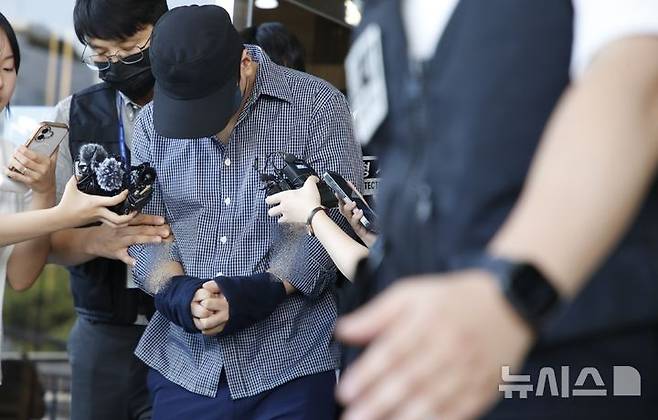 [제주=뉴시스] 우장호 기자 = 제주 30대 여성 등 실종자 허위 종결 사건으로 직무유기 등 혐의를 받고 있는 제주 서부경찰서 소속 부 경장이 25일 오후 제주지방법원에서 구속 전 피의자 심문(영장실질심사)를 받은 후 이동하고 있다. 2026.08.25. woo1223@newsis.com