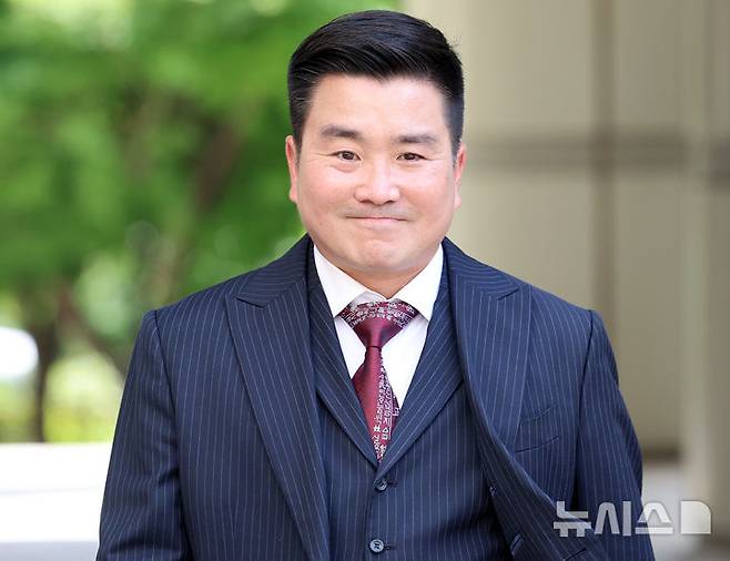 [서울=뉴시스] 이영환 기자 = 12·3 비상계엄 당시 병력을 이끌고 국회 진입을 지휘한 혐의를 받는 김현태 전 육군 특수전사령부 707특수임무단장(대령)이 1심에서 징역 12년을 선고받았다. 사진은 김현태 전 육군 특수전사령부 707특수임무단장이 27일 오후 서울 서초구 서울중앙지법에서 열린 선고 공판에 출석하는 모습. 2026.08.27. 20hwan@newsis.com