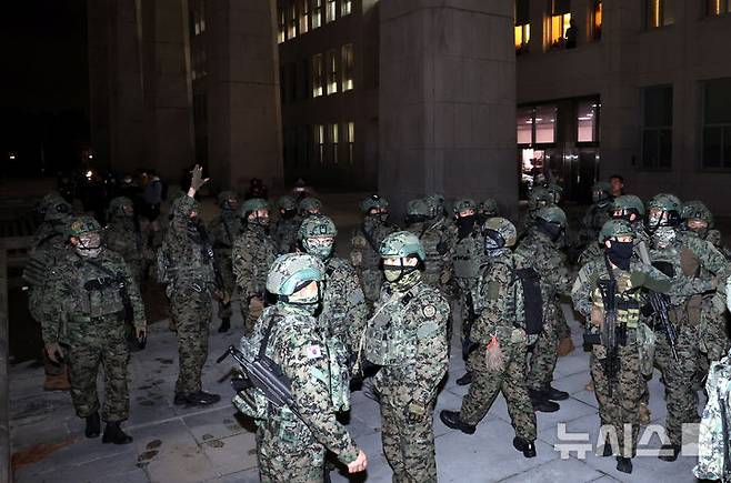 [서울=뉴시스] 조성봉 기자 = 12·3 비상계엄 당시 병력을 이끌고 국회 진입을 지휘한 혐의를 받는 김현태 전 육군 특수전사령부 707특수임무단장(대령)이 1심에서 징역 12년을 선고받았다. 사진은 지난 2024년 12월 4일 서울 여의도 국회 내부로 계엄군이 진입을 시도하는 모습. 2026.08.27. suncho21@newsis.com