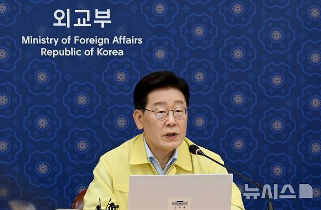 [서울=뉴시스] 김진아 기자= 이재명 대통령이 27일 외교부에서 열린 네팔 홍수 관련 우리 국민 피해 상황 대응 긴급회의에서 발언하고 있다. 조아름 주네팔 대사 대리가 화상으로 참석했다. (청와대통신사진기자단) 2026.08.27. bluesoda@newsis.com