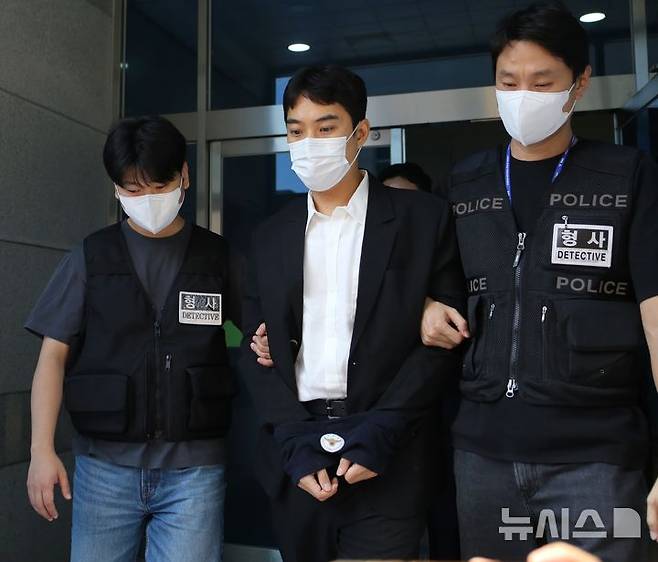 [청주=뉴시스] 박은수 기자 = 최영중 전 충북 청주시의원이 30일 오후 영장실질심사를 끝낸 뒤 청주지법에서 나오고 있다. 2026.07.30.mercurypark@newsis.com