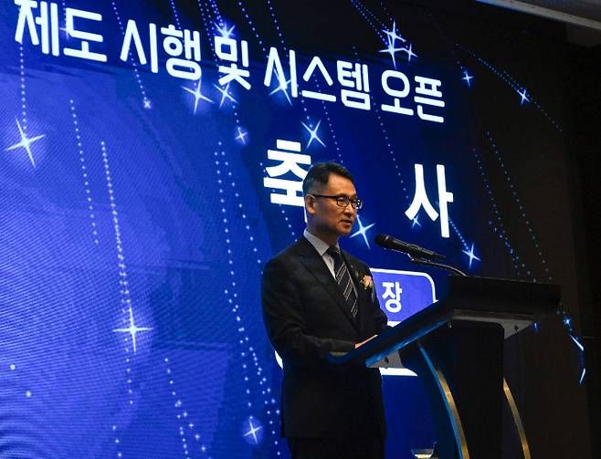 재정경제부 허장 차관이 27일 서울 영등포구 콘래드 호텔에서 열린 '퇴직연금형 개인투자용 국채제도시행 및 업무시스템 오픈행사'에 참석해 축사를 하고 있다. 재정경제부 제공