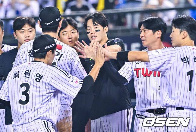 [OSEN=잠실, 박준형 기자] 프로야구&nbsp;LG 트윈스가 NC 다이노스를 꺾고 66일 만에 3연승을 달렸다.LG는 26일 서울 잠실구장에서 열린 2026 KBO리그&nbsp;NC와 경기에서 홈런 3방을 앞세워 8-0으로 승리했다.경기종료 후 LG 임찬규가 동료들과 승리의 기쁨을 나누고 있다.  2026.08.26 / soul1014@osen.co.kr