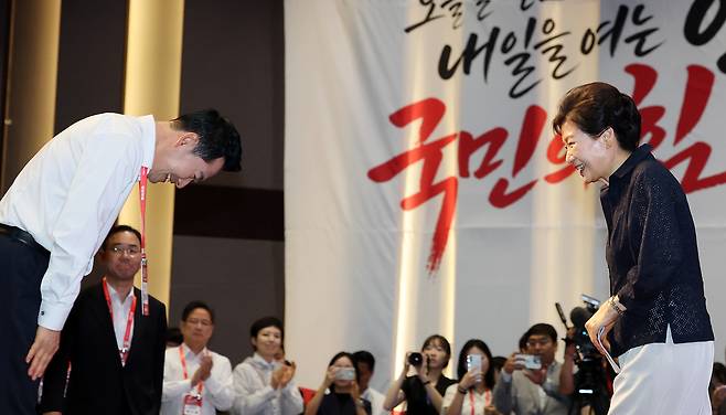 27일 경기도 고양시 장항동 소노캄 고양에서 열린 2026 국민의힘 국회의원 연찬회에서 장동혁 대표가 인사말을 마친 박근혜 전 대통령을 향해 고개 숙여 인사하고 있다. 연합뉴스