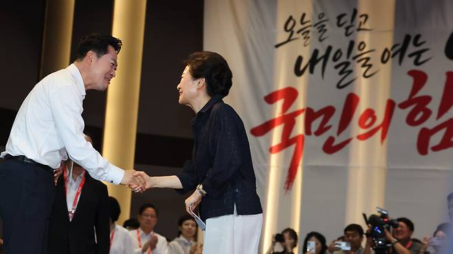 27일 경기도 고양시 장항동 소노캄 고양에서 열린 2026 국민의힘 국회의원 연찬회에서 박근혜 전 대통령과 장동혁 대표가 악수하며 대화하고 있다. ⓒ연합뉴스